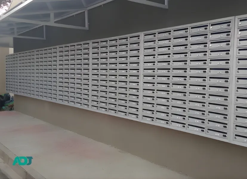 Caixas de correios coletivas instaladas em condomínio residencial